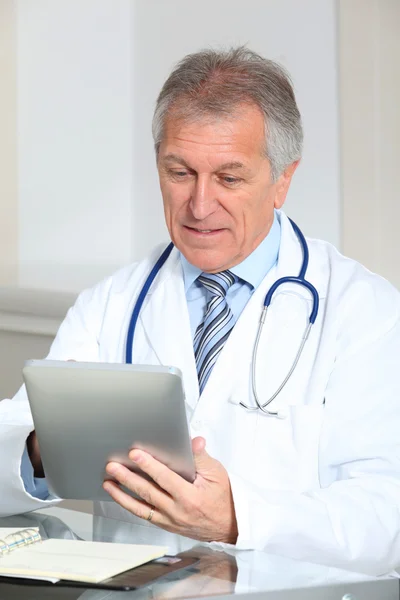 Närbild av läkare i kontoret med elektroniska pad — Stockfoto