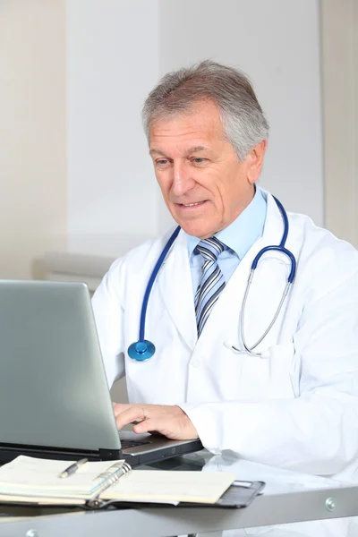 Närbild av läkare som arbetar på datorn på kontoret — Stockfoto