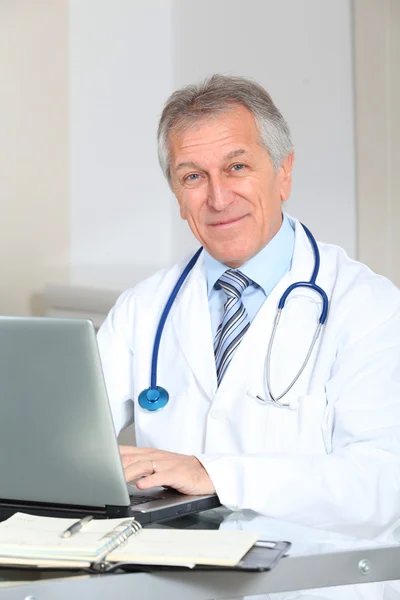 Zbliżenie lekarz pracuje na komputerze w biurze — Zdjęcie stockowe