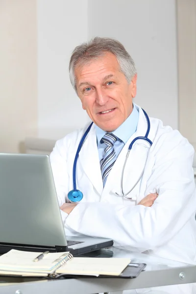 Närbild av läkare som arbetar på datorn på kontoret — Stockfoto