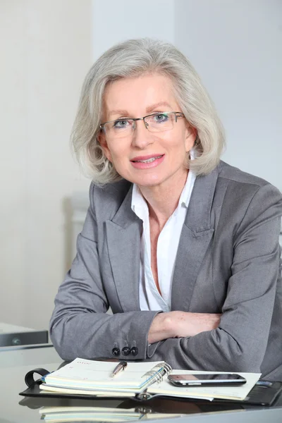 Porträtt av senior affärskvinna i office — Stockfoto