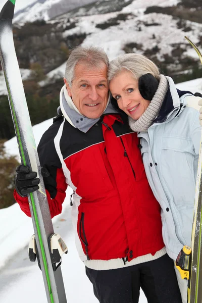 Senior couple at ski resort — Stock Photo, Image
