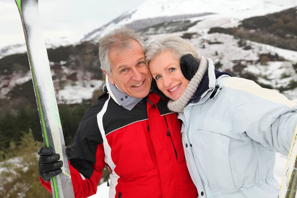 Ανώτερος ζευγάρι στο χιονοδρομικό κέντρο — Φωτογραφία Αρχείου