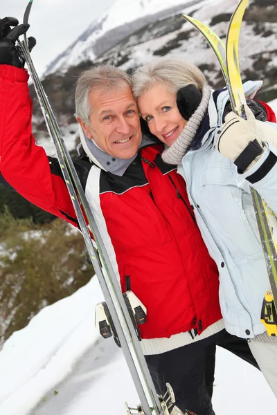 スキー場の年配のカップル — ストック写真