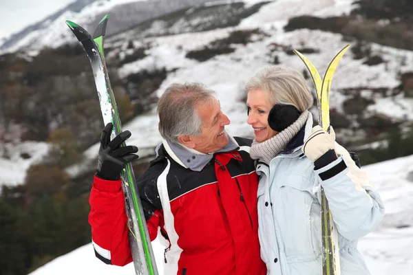 Seniorenpaar im Skigebiet — Stockfoto