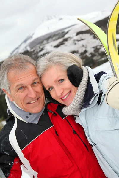 Senior couple at ski resort — Stock Photo, Image