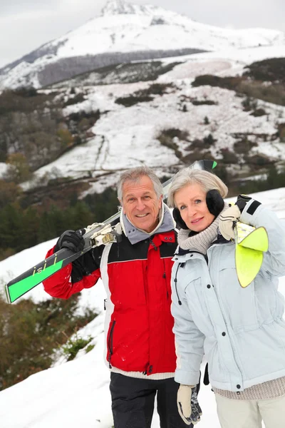 Starší pár v lyžařském středisku — Stock fotografie