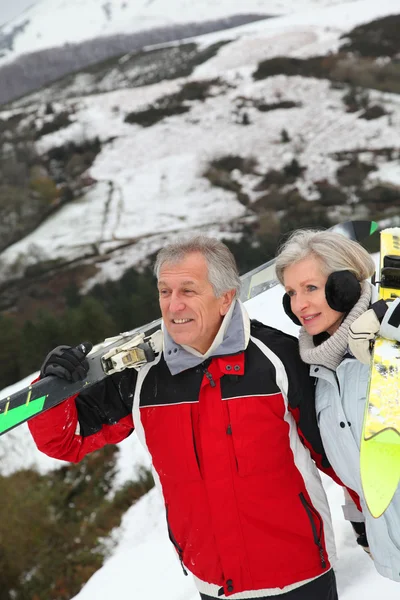 노인 부부는 스키 리조트 — 스톡 사진