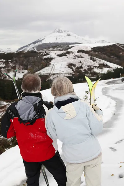Casal sénior na estância de esqui — Fotografia de Stock