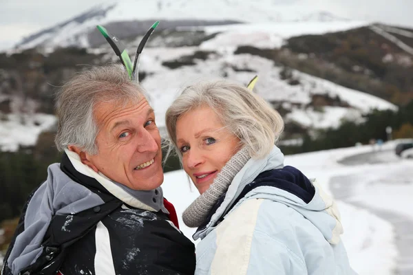 Старшая пара на горнолыжном курорте — стоковое фото