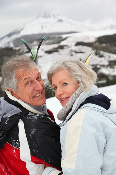 Seniorenpaar im Skigebiet — Stockfoto
