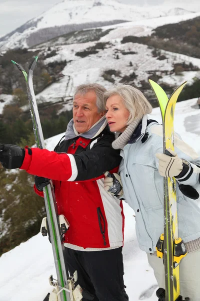 Senior koppel in skiresort — Stockfoto
