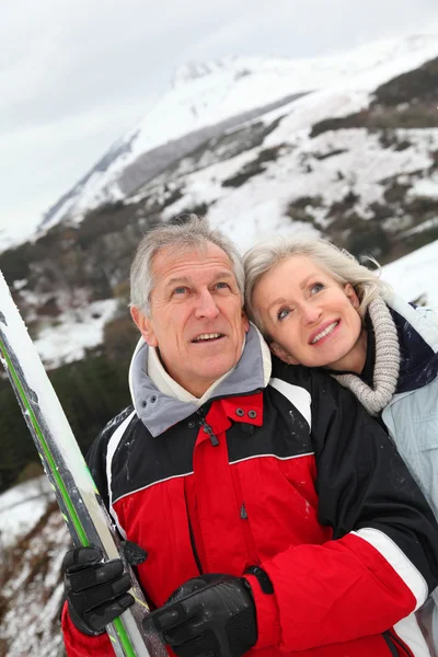 Äldre par på ski resort — Stockfoto