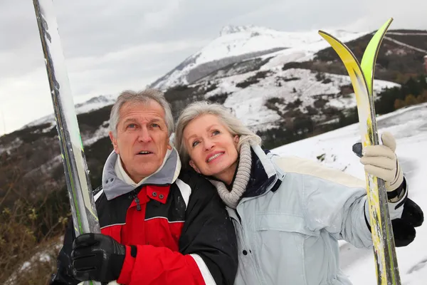 Starší pár v lyžařském středisku — Stock fotografie