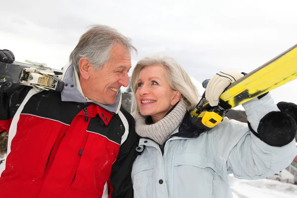 Äldre par på ski resort — Stockfoto
