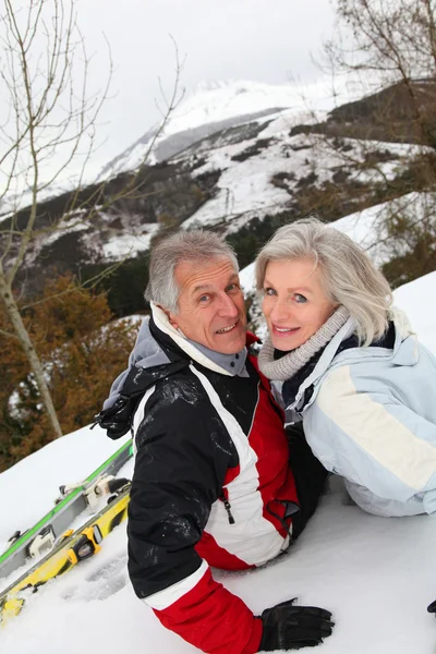 Seniorenpaar hat Spaß im Skigebiet — Stockfoto