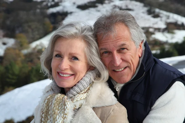 Portrait de heureux couple de personnes âgées à la montagne — Photo