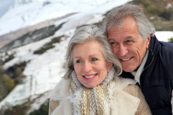 Πορτρέτο του ευτυχισμένο ζευγάρι ανώτερος στο βουνό — Φωτογραφία Αρχείου