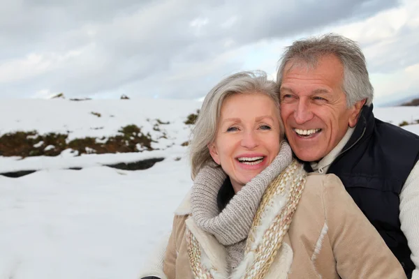 Porträtt av glad äldre par på berget — Stockfoto