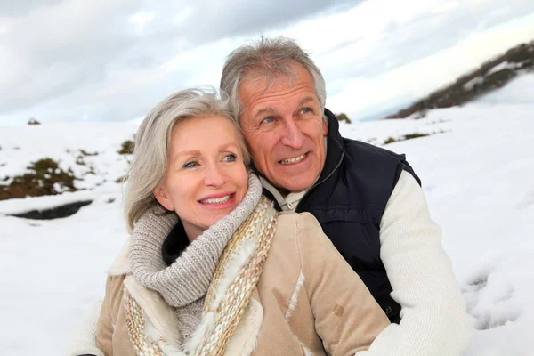 Porträt eines glücklichen Seniorenpaares am Berg — Stockfoto