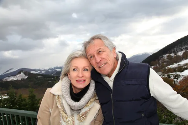 Porträt eines glücklichen Seniorenpaares am Berg — Stockfoto