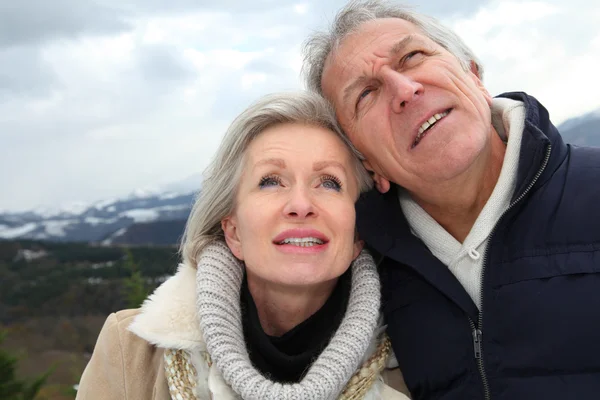 Retrato de feliz pareja de ancianos en la montaña — Foto de Stock