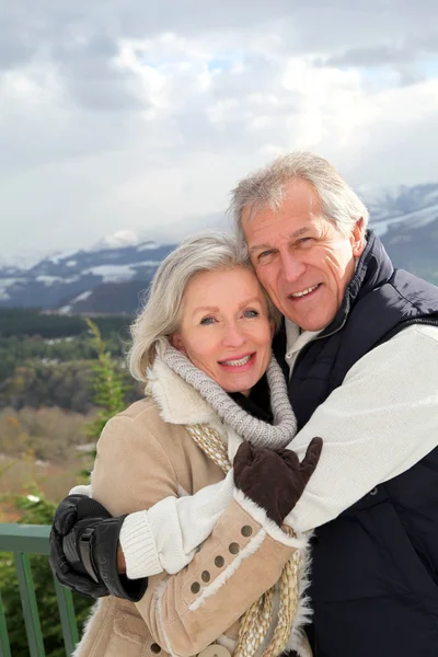 Retrato de casal sênior feliz na montanha — Fotografia de Stock