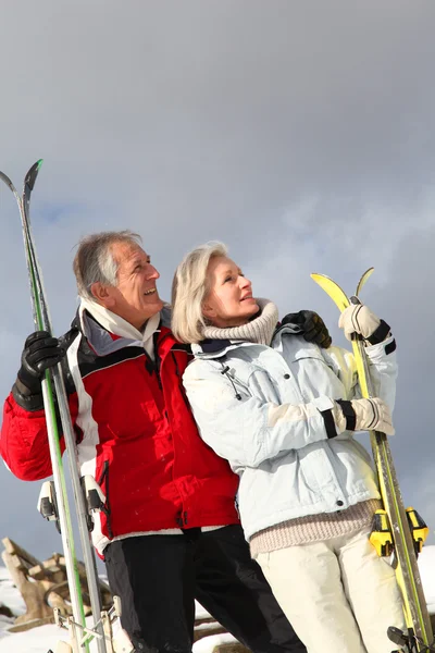 Ανώτερος ζευγάρι να διασκεδάζουν στο χιονοδρομικό κέντρο — Φωτογραφία Αρχείου