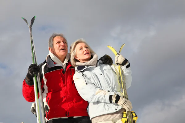 Старшая пара веселится на горнолыжном курорте — стоковое фото