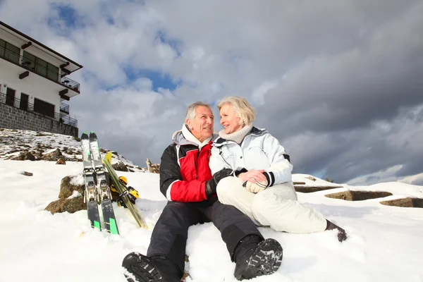 Senior koppel plezier in skiresort — Stockfoto