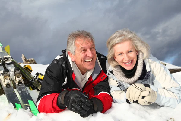 Ανώτερος ζευγάρι να διασκεδάζουν στο χιονοδρομικό κέντρο — Φωτογραφία Αρχείου