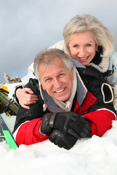 Seniorenpaar hat Spaß im Skigebiet — Stockfoto