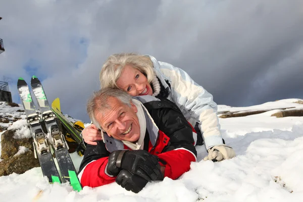 Couple sénior s'amusant à la station de ski — Photo