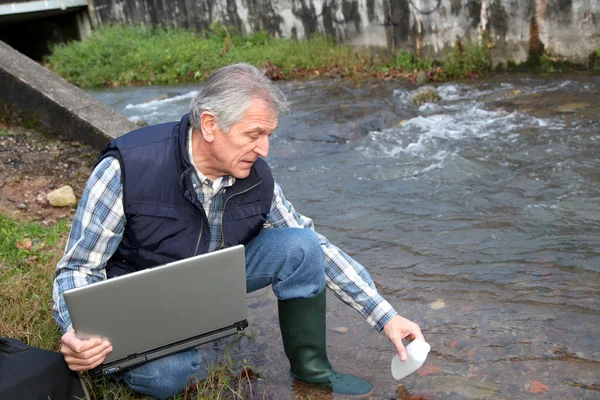 Hidrobiólogo testando a qualidade da água — Fotografia de Stock