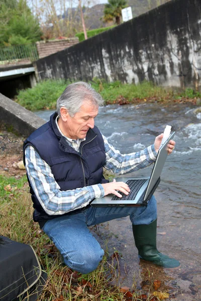 Гидробиолог проверяет качество воды — стоковое фото