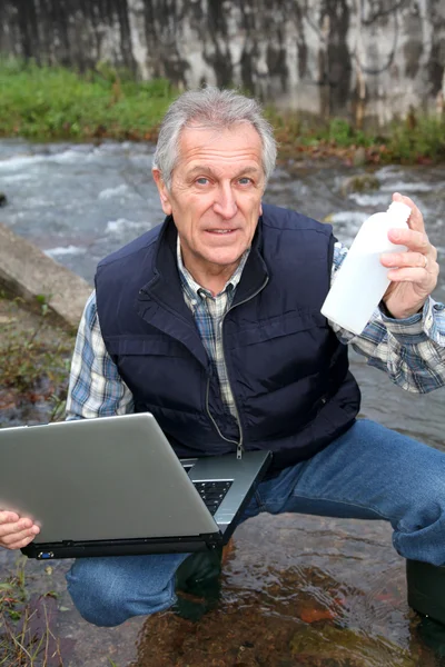 Hidrobiólogo testando a qualidade da água — Fotografia de Stock