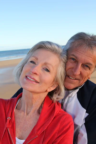 Senior couple exercising by the sea — Stock Photo, Image