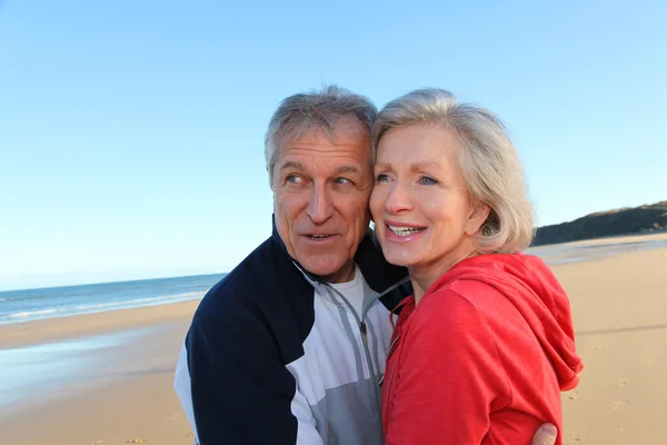 Старшая пара, занимающаяся спортом у моря — стоковое фото
