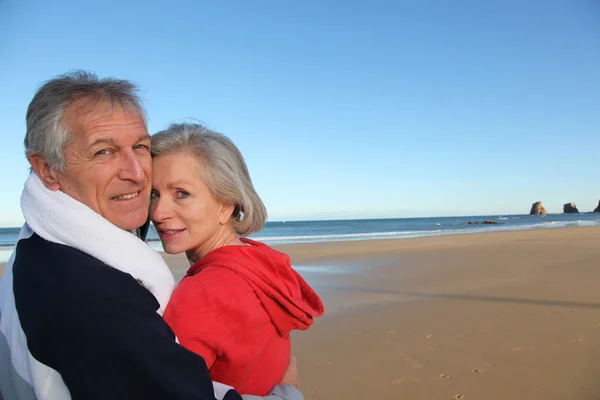 Äldre par utövar vid havet — Stockfoto