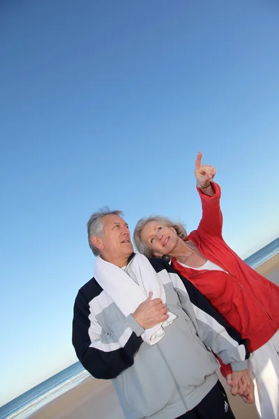 Старшая пара, занимающаяся спортом у моря — стоковое фото