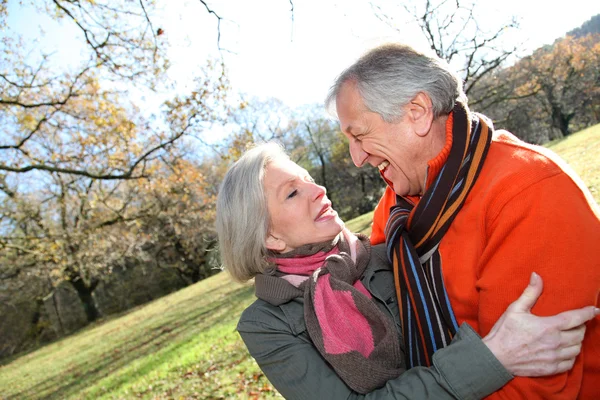 Närbild av äldre par på landsbygden — Stockfoto
