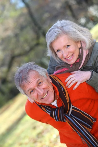 Senior couple in countryside — Stock Photo, Image