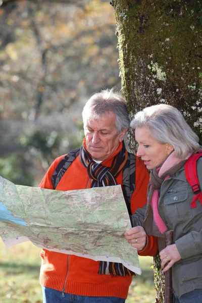 年配のカップルのハイキングの日の地図 — ストック写真