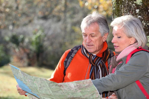 Seniorenpaar mit Karte beim Wandertag — Stockfoto