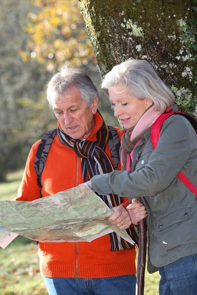 年配のカップルのハイキングの日の地図 — ストック写真