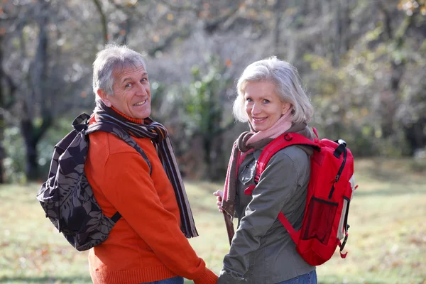 Closeup of senior couple hiking in countryside — Stock Photo, Image