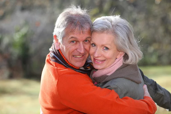 Äldre par på landsbygden — Stockfoto