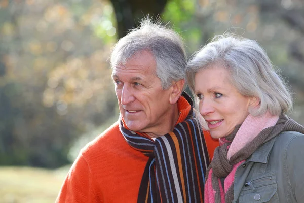 Seniorenpaar auf dem Land porträtiert — Stockfoto
