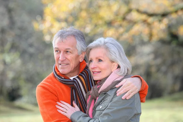 Portrait of senior couple in countryside — Stock Photo, Image