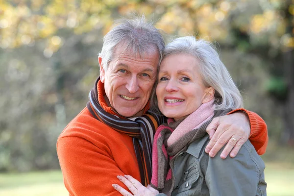 Seniorenpaar auf dem Land porträtiert — Stockfoto